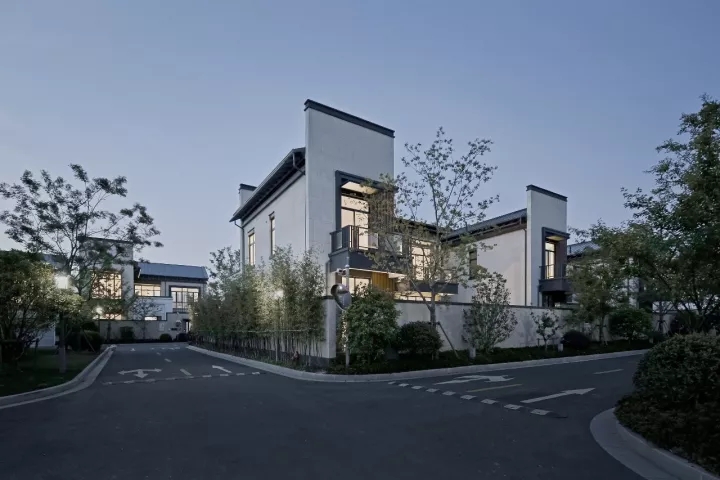 院内景观对公共区域可见，，，但并不滋扰使用者的私密需求
